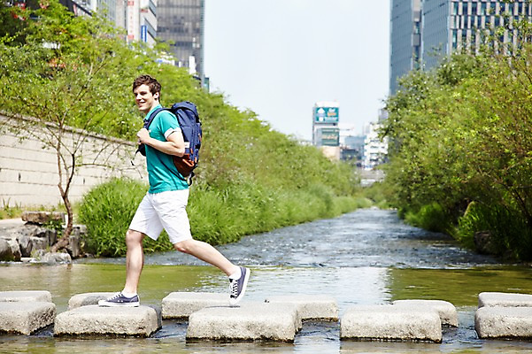 포토 JPG 주간 전신 서양인 외국인 나무 식물 백인 라이프스타일 남자 여행 가방 배낭 서울 한국 한명 미소 웃음 사람 빌딩 20대 성인 야외 옆모습 아웃포커스 캐주얼 강 여행객 걷기 돌_바위 도시 개울 청계천 돌다리 건너기 국내여행 남자만 남자한명만 성인남자만 청년만 청년남자만 청년남자한명만 성인한명만 성인남자한명만 성인만 국내포토 자연요소 1 잡화 옷 아시아 뷰포인트 모션 촬영기법 표정 인종 청년 건물 생활 다리_건축물 랜드마크 파일형식