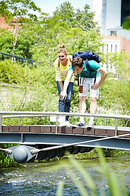 포토 JPG 주간 전신 서양인 외국인 나무 식물 백인 라이프스타일 커플 응시 여자 남자 커플라이프 여행 가방 배낭 서울 한국 서기 미소 웃음 사람 손짓 20대 성인 야외 두명 앞모습 아웃포커스 강 여행객 카메라 가리킴 도시 개울 청계천 국내여행 가교 청년만 성인만 국내포토 자연요소 건축물 시선 잡화 아시아 뷰포인트 관계 모션 촬영기법 표정 인종 청년 생활 전자제품 랜드마크 파일형식