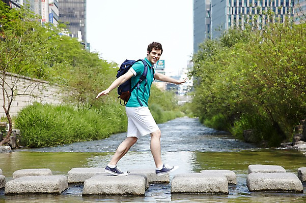 포토 JPG 주간 전신 서양인 외국인 나무 식물 백인 라이프스타일 남자 여행 가방 배낭 서울 한국 한명 미소 웃음 사람 빌딩 20대 성인 야외 옆모습 캐주얼 강 여행객 걷기 돌_바위 도시 개울 청계천 돌다리 건너기 국내여행 남자만 남자한명만 성인남자만 청년만 청년남자만 청년남자한명만 성인한명만 성인남자한명만 성인만 국내포토 자연요소 1 잡화 옷 아시아 뷰포인트 모션 표정 인종 청년 건물 생활 다리_건축물 랜드마크 파일형식