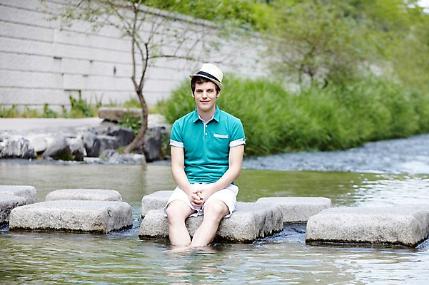 포토 JPG 주간 서양인 외국인 나무 식물 백인 모자 라이프스타일 남자 여행 휴식 서울 한국 한명 미소 웃음 사람 앉기 20대 성인 야외 앞모습 아웃포커스 캐주얼 강 여행객 돌_바위 도시 개울 청계천 돌다리 국내여행 남자만 남자한명만 성인남자만 청년만 청년남자만 청년남자한명만 성인한명만 성인남자한명만 성인만 국내포토 자연요소 1 잡화 옷 아시아 뷰포인트 컨셉 모션 촬영기법 표정 인종 청년 생활 다리_건축물 랜드마크 파일형식