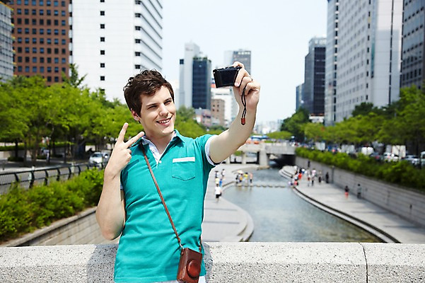 포토 JPG 주간 서양인 외국인 나무 식물 백인 라이프스타일 남자 여행 포즈 서울 한국 한명 미소 웃음 들기 사람 손짓 빌딩 상반신 20대 성인 야외 앞모습 아웃포커스 캐주얼 강 여행객 카메라 사진촬영 촬영 도시 개울 셀프카메라 브이 청계천 국내여행 청년만 청년남자만 성인남자한명만 국내포토 자연요소 1 옷 아시아 뷰포인트 모션 촬영기법 표정 인종 청년 건물 생활 전자제품 랜드마크 남자만 남자한명만 성인남자만 성인만 파일형식