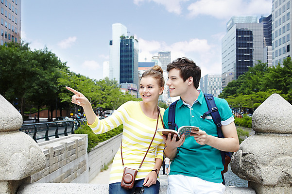 포토 JPG 주간 서양인 외국인 나무 식물 백인 구름 라이프스타일 커플 응시 여자 남자 커플라이프 여행 가방 배낭 하늘 서울 한국 미소 웃음 들기 사람 손짓 빌딩 상반신 20대 성인 야외 두명 앞모습 책 캐주얼 강 여행객 카메라 가리킴 도시 개울 가이드북 청계천 국내여행 청년만 성인만 국내포토 자연요소 시선 잡화 옷 아시아 뷰포인트 관계 모션 표정 인종 청년 건물 생활 전자제품 랜드마크 파일형식