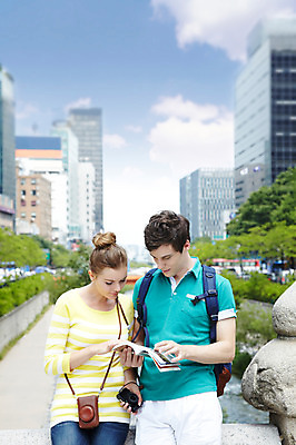 포토 JPG 주간 서양인 외국인 나무 식물 백인 구름 라이프스타일 커플 응시 여자 남자 커플라이프 여행 가방 배낭 하늘 서울 한국 들기 사람 빌딩 상반신 20대 성인 야외 두명 앞모습 아웃포커스 책 캐주얼 강 여행객 카메라 도시 개울 가이드북 청계천 국내여행 청년만 성인만 국내포토 자연요소 시선 잡화 옷 아시아 뷰포인트 관계 모션 촬영기법 인종 청년 건물 생활 전자제품 랜드마크 파일형식