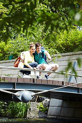 포토 JPG 주간 전신 서양인 외국인 나무 식물 백인 라이프스타일 커플 응시 여자 남자 커플라이프 여행 가방 배낭 서울 한국 미소 웃음 사람 앉기 손짓 20대 성인 야외 두명 앞모습 아웃포커스 강 여행객 가리킴 도시 개울 청계천 국내여행 가교 청년만 성인만 국내포토 자연요소 건축물 시선 잡화 아시아 뷰포인트 관계 모션 촬영기법 표정 인종 청년 생활 랜드마크 파일형식