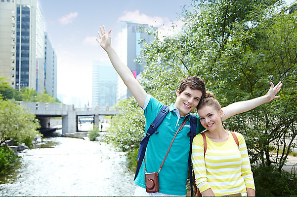 포토 JPG 주간 서양인 외국인 나무 식물 백인 구름 라이프스타일 커플 여자 남자 커플라이프 여행 가방 배낭 하늘 팔벌리기 서울 한국 미소 웃음 사람 빌딩 상반신 20대 성인 야외 두명 앞모습 아웃포커스 강 여행객 카메라 만세 도시 개울 청계천 국내여행 가교 청년만 성인만 국내포토 자연요소 건축물 잡화 아시아 뷰포인트 관계 모션 촬영기법 표정 인종 청년 건물 생활 전자제품 랜드마크 파일형식