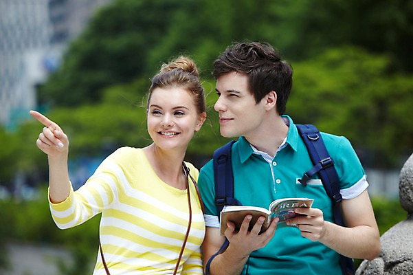 포토 JPG 주간 서양인 외국인 백인 라이프스타일 커플 응시 여자 남자 커플라이프 여행 가방 배낭 서울 한국 미소 웃음 들기 사람 손짓 상반신 20대 성인 야외 두명 앞모습 아웃포커스 책 여행객 가리킴 도시 가이드북 청계천 국내여행 청년만 성인만 국내포토 자연요소 시선 잡화 아시아 뷰포인트 관계 모션 촬영기법 표정 인종 청년 생활 강 랜드마크 파일형식