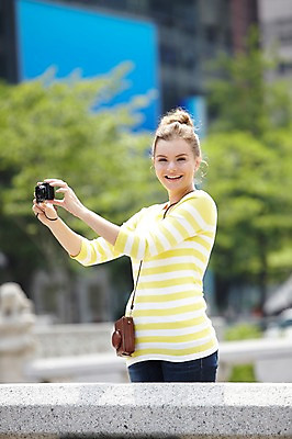 포토 JPG 주간 서양인 외국인 나무 식물 백인 라이프스타일 여자 여행 난간 서울 한국 한명 미소 웃음 들기 사람 상반신 20대 성인 야외 아웃포커스 캐주얼 여행객 카메라 사진촬영 촬영 도시 청계천 국내여행 여자만 여자한명만 성인여자만 청년만 청년여자만 성인한명만 청년여자한명만 성인여자한명만 성인만 국내포토 자연요소 1 옷 아시아 모션 촬영기법 표정 인종 청년 생활 전자제품 강 랜드마크 파일형식