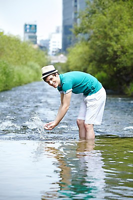 포토 JPG 주간 서양인 외국인 나무 식물 백인 모자 라이프스타일 남자 여행 장난 물놀이 놀이 서울 한국 한명 서기 미소 웃음 사람 빌딩 20대 성인 야외 옆모습 아웃포커스 캐주얼 강 여행객 도시 개울 청계천 국내여행 남자만 남자한명만 성인남자만 청년만 청년남자만 청년남자한명만 성인한명만 성인남자한명만 성인만 국내포토 자연요소 1 잡화 옷 아시아 뷰포인트 모션 촬영기법 표정 인종 청년 건물 생활 랜드마크 파일형식
