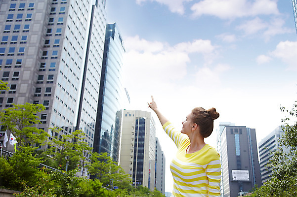 포토 JPG 주간 서양인 외국인 나무 식물 백인 구름 라이프스타일 건축물 응시 여자 여행 하늘 서울 한국 한명 사람 손짓 빌딩 상반신 20대 성인 야외 건물 옆모습 캐주얼 여행객 고층빌딩 가리킴 도시 청계천 국내여행 여자만 여자한명만 성인여자만 청년만 청년여자만 성인한명만 청년여자한명만 성인여자한명만 성인만 국내포토 자연요소 1 시선 옷 건축 아시아 뷰포인트 모션 인종 청년 생활 강 랜드마크 파일형식