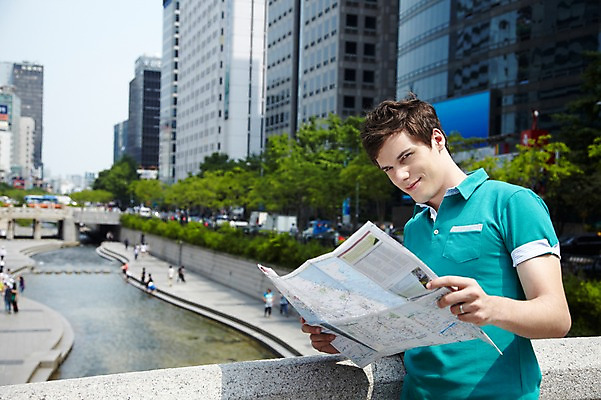 포토 JPG 주간 서양인 외국인 나무 식물 백인 라이프스타일 남자 여행 지도 난간 서울 한국 한명 들기 사람 빌딩 상반신 20대 성인 야외 옆모습 아웃포커스 캐주얼 강 여행객 도시 개울 청계천 여행지도 국내여행 가교 청년만 청년남자만 성인남자한명만 국내포토 자연요소 1 건축물 옷 아시아 뷰포인트 모션 촬영기법 인종 청년 건물 생활 랜드마크 남자만 남자한명만 성인남자만 성인만 파일형식