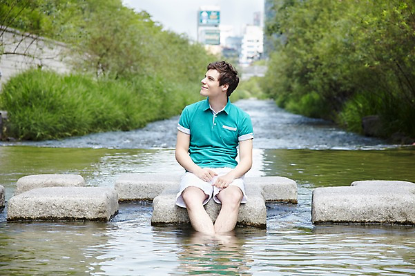 포토 JPG 주간 서양인 외국인 나무 식물 백인 라이프스타일 응시 남자 여행 휴식 서울 한국 한명 미소 웃음 사람 앉기 빌딩 20대 성인 야외 앞모습 아웃포커스 캐주얼 강 여행객 돌_바위 도시 개울 청계천 돌다리 국내여행 남자만 남자한명만 성인남자만 청년만 청년남자만 청년남자한명만 성인한명만 성인남자한명만 성인만 국내포토 자연요소 1 시선 옷 아시아 뷰포인트 컨셉 모션 촬영기법 표정 인종 청년 건물 생활 다리_건축물 랜드마크 파일형식