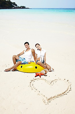 전신 PSD 구름 편집이미지 커플 계절 여자 남자 여유 한쌍 모래 바다 하늘 휴가 조개 불가사리 사랑 미소 웃음 사람 앉기 성인 해변 두명 여름 여름휴가 바캉스 모래사장 하트 쌍 시원함 튜브 성인만 이미지편집 자연요소 모양 감정 관계 모션 어패류 극피동물 표정 파일형식 여름_계절