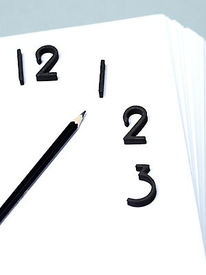 포토 JPG 스튜디오촬영 1 종이 시계 생활용품 2 실내 3 사람없음 필기구 숫자 연필 시간 시곗바늘 벽시계 오브젝트 아날로그 시침 숫자판 연필심 12 흑연 국내포토 문자 문구용품 학용품 내부 광석 파일형식