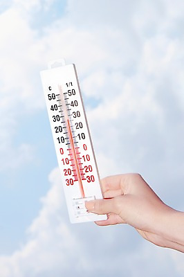 포토 JPG 스튜디오촬영 구름 손 선 생활용품 표시 하늘 실내 들기 사람 신체부위 숫자 온도계 체온계 측정 오브젝트 눈금 치수 온도 계기판 국내포토 자연요소 문자 모션 내부 파일형식