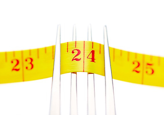 포토 JPG 스튜디오촬영 포크 실내 줄자 자 누끼 근접촬영 사람없음 아웃포커스 숫자 도구 크기 측정 오브젝트 눈금 치수 사이즈 치수재기 길이 인치 국내포토 문자 식기 뷰포인트 문구용품 촬영기법 내부 파일형식