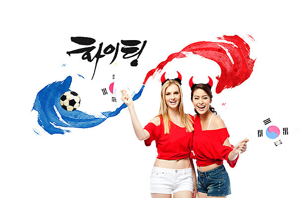 PSD 서양인 외국인 백인 편집이미지 우먼라이프 라이프스타일 여자 스포츠 축구공 공 응원 한국 뿔 서기 미소 웃음 사람 상반신 성인 두명 파이팅 축구 기쁨 응원용품 깃발 자신감 국기 태극기 붉은악마 축구응원 열정 응원단 서포터즈 여자만 성인여자만 성인만 월드싸커 이미지편집 감정 아시아 축구용품 모션 표정 인종 생활 구기 오브젝트 파일형식 나라 스포츠용품