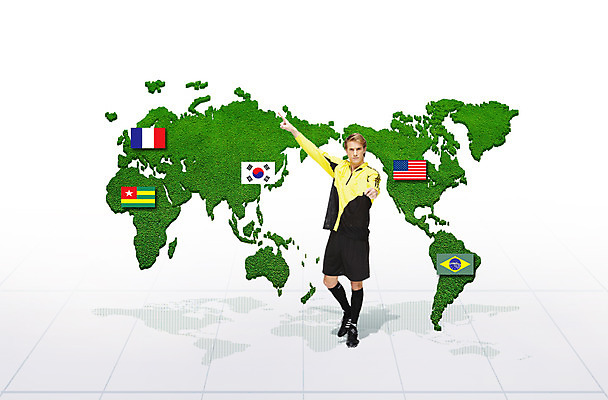 전신 PSD 서양인 외국인 백인 편집이미지 남자 나라 스포츠 세계지도 지도 한명 서기 미소 웃음 사람 손짓 성인 세계 글로벌 축구 검지손가락 가리킴 깃발 자신감 심판 국기 열정 축구심판 남자만 남자한명만 성인남자만 성인만 월드싸커 이미지편집 1 감정 손가락 모션 표정 인종 구기 파일형식