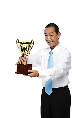 포토 JPG 스튜디오촬영 외국인 해외기획촬영 직업 라이프스타일 2012년태국 할아버지 노년 남자 비즈니스 사업가 실내 한명 서기 미소 웃음 들기 누끼 사람 동양인 정장 앞모습 비즈니스라이프 실버라이프 우승 직장인 비즈니스맨 괴짜 60대 상 트로피 남자만 남자한명만 노인만 노인남자만 노인남자한명만 국내포토 1 옷 뷰포인트 컨셉 모션 표정 인종 성인 내부 생활 최고 상_우승 상패 성인만 파일형식