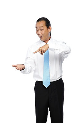 포토 JPG 스튜디오촬영 외국인 해외기획촬영 직업 라이프스타일 2012년태국 할아버지 노년 남자 포즈 비즈니스 사업가 모션 실내 한명 서기 미소 웃음 누끼 사람 동양인 정장 손짓 앞모습 비즈니스라이프 실버라이프 놀람 가리킴 직장인 비즈니스맨 괴짜 60대 추천 권유 남자만 남자한명만 노인만 노인남자만 노인남자한명만 국내포토 1 옷 감정 뷰포인트 컨셉 표정 인종 성인 내부 생활 성인만 파일형식