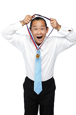 포토 JPG 스튜디오촬영 외국인 해외기획촬영 직업 라이프스타일 2012년태국 할아버지 노년 남자 비즈니스 사업가 실내 한명 서기 미소 웃음 들기 누끼 사람 동양인 정장 앞모습 비즈니스라이프 실버라이프 기쁨 우승 직장인 비즈니스맨 괴짜 60대 상 메달 금메달 남자만 남자한명만 노인만 노인남자만 노인남자한명만 국내포토 1 옷 감정 뷰포인트 컨셉 모션 표정 인종 성인 내부 생활 최고 상패 상_상패 성인만 파일형식