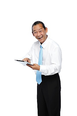 포토 JPG 스튜디오촬영 외국인 해외기획촬영 직업 라이프스타일 2012년태국 할아버지 노년 남자 비즈니스 사업가 실내 한명 서기 미소 웃음 들기 누끼 사람 동양인 정장 옆모습 비즈니스라이프 실버라이프 태블릿 웹서핑 업무 직장인 비즈니스맨 작업실 괴짜 60대 남자만 남자한명만 노인만 노인남자만 노인남자한명만 국내포토 1 옷 뷰포인트 컨셉 모션 표정 인종 성인 내부 생활 전자제품 스마트기기 작업 성인만 파일형식