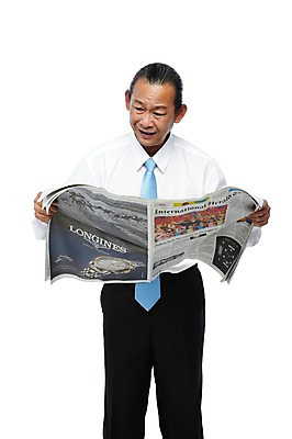 포토 JPG 스튜디오촬영 외국인 해외기획촬영 직업 라이프스타일 응시 2012년태국 할아버지 노년 남자 비즈니스 사업가 실내 한명 서기 들기 누끼 사람 동양인 정장 앞모습 비즈니스라이프 실버라이프 직장인 비즈니스맨 신문 괴짜 신문읽기 60대 고민 남자만 남자한명만 노인만 노인남자만 노인남자한명만 국내포토 1 시선 옷 감정 뷰포인트 컨셉 모션 인종 성인 내부 생활 간행물 뉴스 읽기 성인만 파일형식