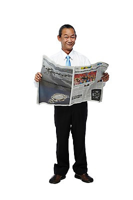 포토 JPG 스튜디오촬영 전신 외국인 해외기획촬영 직업 라이프스타일 2012년태국 할아버지 노년 남자 비즈니스 사업가 실내 한명 서기 미소 웃음 들기 누끼 사람 동양인 정장 앞모습 비즈니스라이프 실버라이프 직장인 비즈니스맨 신문 괴짜 신문읽기 60대 남자만 남자한명만 노인만 노인남자만 노인남자한명만 국내포토 1 옷 뷰포인트 컨셉 모션 표정 인종 성인 내부 생활 간행물 뉴스 읽기 성인만 파일형식