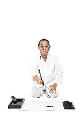 포토 JPG 스튜디오촬영 전신 외국인 해외기획촬영 전통 라이프스타일 2012년태국 할아버지 노년 남자 종이 전통문화 안경 서예 실내 한명 들기 누끼 사람 앉기 동양인 앞모습 실버라이프 기록 예절 붓 괴짜 60대 무릎꿇기 전통의상 모시 모시옷 먹 한지 벼루 문방사우 벼루뚜껑 연개 화선지 남자만 남자한명만 노인만 노인남자만 노인남자한명만 안경낌 국내포토 1 한국전통 잡화 옷 문화 뷰포인트 컨셉 모션 인종 성인 내부 생활 직물 성인만 파일형식