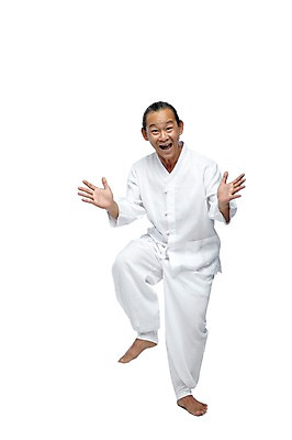 포토 JPG 스튜디오촬영 전신 외국인 해외기획촬영 전통 라이프스타일 2012년태국 할아버지 노년 남자 포즈 장난 모션 맨발 실내 한명 서기 미소 웃음 누끼 사람 동양인 손짓 앞모습 실버라이프 유머 괴짜 60대 전통의상 모시 모시옷 남자만 남자한명만 노인만 노인남자만 노인남자한명만 국내포토 1 옷 감정 뷰포인트 컨셉 발 표정 인종 성인 내부 생활 직물 성인만 파일형식