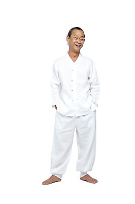 포토 JPG 스튜디오촬영 전신 외국인 해외기획촬영 전통 라이프스타일 2012년태국 할아버지 노년 남자 포즈 맨발 실내 한명 서기 미소 웃음 누끼 사람 동양인 앞모습 실버라이프 괴짜 60대 전통의상 모시 모시옷 남자만 남자한명만 노인만 노인남자만 노인남자한명만 국내포토 1 옷 뷰포인트 컨셉 모션 발 표정 인종 성인 내부 생활 직물 성인만 파일형식