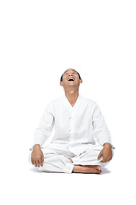 포토 JPG 스튜디오촬영 전신 외국인 해외기획촬영 전통 라이프스타일 2012년태국 할아버지 노년 남자 포즈 모션 맨발 실내 한명 미소 웃음 누끼 사람 앉기 동양인 앞모습 실버라이프 올려보기 괴짜 60대 전통의상 모시 모시옷 즐거움 남자만 남자한명만 노인만 노인남자만 노인남자한명만 국내포토 1 옷 감정 뷰포인트 컨셉 발 표정 인종 성인 내부 생활 직물 성인만 파일형식