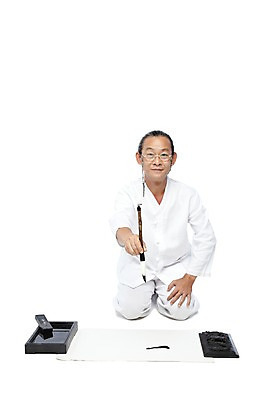 포토 JPG 스튜디오촬영 전신 외국인 해외기획촬영 전통 라이프스타일 2012년태국 할아버지 노년 남자 종이 전통문화 안경 서예 실내 한명 들기 누끼 사람 앉기 동양인 앞모습 실버라이프 기록 예절 붓 괴짜 60대 무릎꿇기 전통의상 모시 모시옷 먹 한지 벼루 문방사우 벼루뚜껑 연개 화선지 남자만 남자한명만 노인만 노인남자만 노인남자한명만 안경낌 국내포토 1 한국전통 잡화 옷 문화 뷰포인트 컨셉 모션 인종 성인 내부 생활 직물 성인만 파일형식