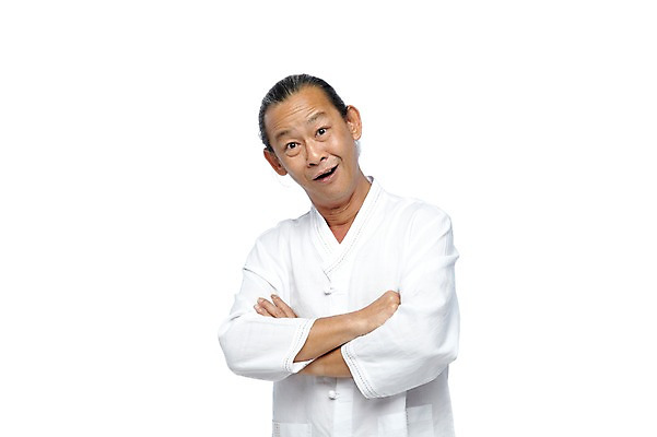 포토 JPG 스튜디오촬영 외국인 해외기획촬영 전통 라이프스타일 2012년태국 할아버지 노년 남자 포즈 실내 한명 미소 웃음 누끼 사람 동양인 상반신 앞모습 실버라이프 팔짱 괴짜 60대 전통의상 모시 모시옷 남자만 남자한명만 노인만 노인남자만 노인남자한명만 국내포토 1 옷 뷰포인트 컨셉 모션 표정 인종 성인 내부 생활 직물 성인만 파일형식