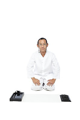 포토 JPG 스튜디오촬영 전신 외국인 해외기획촬영 전통 라이프스타일 2012년태국 할아버지 노년 남자 종이 전통문화 안경 서예 실내 한명 누끼 사람 앉기 동양인 앞모습 실버라이프 기록 예절 붓 괴짜 60대 무릎꿇기 전통의상 모시 모시옷 먹 한지 벼루 문방사우 벼루뚜껑 연개 화선지 남자만 남자한명만 노인만 노인남자만 노인남자한명만 안경낌 국내포토 1 한국전통 잡화 옷 문화 뷰포인트 컨셉 모션 인종 성인 내부 생활 직물 성인만 파일형식