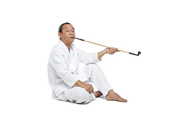 포토 JPG 스튜디오촬영 전신 외국인 해외기획촬영 전통 라이프스타일 2012년태국 할아버지 노년 남자 맨발 흡연 담배 실내 한명 들기 누끼 사람 앉기 동양인 옆모습 실버라이프 괴짜 60대 물기 전통의상 모시 모시옷 담뱃대 남자만 남자한명만 노인만 노인남자만 노인남자한명만 국내포토 1 옷 뷰포인트 컨셉 모션 발 인종 성인 내부 생활 직물 성인만 파일형식