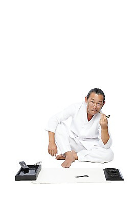 포토 JPG 스튜디오촬영 전신 외국인 해외기획촬영 전통 라이프스타일 2012년태국 할아버지 노년 남자 종이 전통문화 안경 맨발 서예 흡연 담배 실내 한명 들기 누끼 사람 앉기 동양인 앞모습 실버라이프 기록 붓 괴짜 60대 물기 전통의상 모시 모시옷 먹 한지 벼루 담뱃대 문방사우 벼루뚜껑 연개 화선지 남자만 남자한명만 노인만 노인남자만 노인남자한명만 안경낌 국내포토 1 한국전통 잡화 옷 문화 뷰포인트 컨셉 모션 발 인종 성인 내부 생활 직물 성인만 파일형식