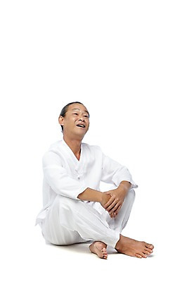 포토 JPG 스튜디오촬영 전신 외국인 해외기획촬영 전통 라이프스타일 응시 2012년태국 할아버지 노년 남자 포즈 맨발 실내 한명 미소 웃음 누끼 사람 앉기 동양인 앞모습 실버라이프 괴짜 60대 전통의상 모시 모시옷 남자만 남자한명만 노인만 노인남자만 노인남자한명만 국내포토 1 시선 옷 뷰포인트 컨셉 모션 발 표정 인종 성인 내부 생활 직물 성인만 파일형식