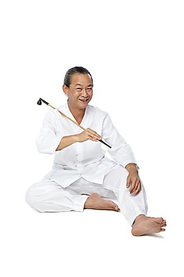 포토 JPG 스튜디오촬영 전신 외국인 해외기획촬영 전통 라이프스타일 2012년태국 할아버지 노년 남자 맨발 흡연 담배 실내 한명 미소 웃음 들기 누끼 사람 앉기 동양인 앞모습 실버라이프 괴짜 60대 전통의상 모시 모시옷 담뱃대 남자만 남자한명만 노인만 노인남자만 노인남자한명만 국내포토 1 옷 뷰포인트 컨셉 모션 발 표정 인종 성인 내부 생활 직물 성인만 파일형식