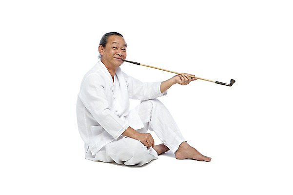 포토 JPG 스튜디오촬영 전신 외국인 해외기획촬영 전통 라이프스타일 2012년태국 할아버지 노년 남자 맨발 흡연 담배 실내 한명 미소 웃음 들기 누끼 사람 앉기 동양인 옆모습 실버라이프 괴짜 60대 물기 전통의상 모시 모시옷 담뱃대 남자만 남자한명만 노인만 노인남자만 노인남자한명만 국내포토 1 옷 뷰포인트 컨셉 모션 발 표정 인종 성인 내부 생활 직물 성인만 파일형식