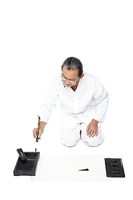 포토 JPG 스튜디오촬영 전신 외국인 해외기획촬영 전통 라이프스타일 2012년태국 할아버지 노년 남자 종이 전통문화 안경 서예 실내 한명 들기 누끼 사람 앉기 동양인 앞모습 실버라이프 기록 예절 붓 괴짜 60대 무릎꿇기 전통의상 모시 모시옷 먹 한지 벼루 문방사우 벼루뚜껑 연개 화선지 남자만 남자한명만 노인만 노인남자만 노인남자한명만 안경낌 국내포토 1 한국전통 잡화 옷 문화 뷰포인트 컨셉 모션 인종 성인 내부 생활 직물 성인만 파일형식