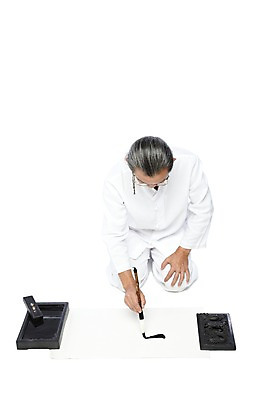 포토 JPG 스튜디오촬영 전신 외국인 해외기획촬영 전통 라이프스타일 2012년태국 할아버지 노년 남자 종이 전통문화 안경 서예 실내 한명 들기 누끼 사람 앉기 동양인 앞모습 실버라이프 기록 예절 붓 괴짜 60대 무릎꿇기 전통의상 모시 모시옷 먹 한지 벼루 문방사우 벼루뚜껑 연개 화선지 남자만 남자한명만 노인만 노인남자만 노인남자한명만 안경낌 국내포토 1 한국전통 잡화 옷 문화 뷰포인트 컨셉 모션 인종 성인 내부 생활 직물 성인만 파일형식