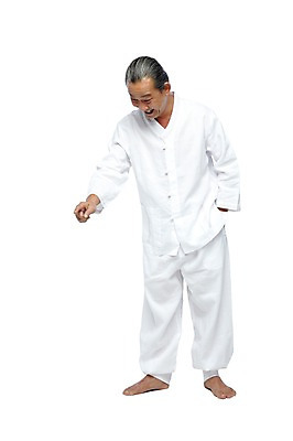 포토 JPG 스튜디오촬영 전신 외국인 해외기획촬영 전통 라이프스타일 응시 2012년태국 할아버지 노년 남자 포즈 모션 맨발 실내 한명 서기 미소 웃음 누끼 사람 동양인 손짓 앞모습 실버라이프 가리킴 괴짜 60대 전통의상 모시 모시옷 발견 남자만 남자한명만 노인만 노인남자만 노인남자한명만 국내포토 1 시선 옷 뷰포인트 컨셉 발 표정 인종 성인 내부 생활 직물 성인만 파일형식