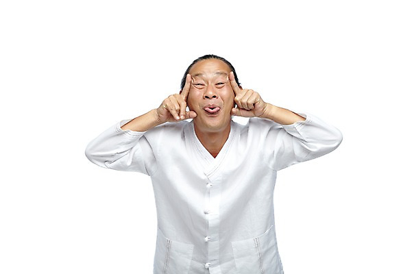 포토 JPG 스튜디오촬영 외국인 해외기획촬영 전통 라이프스타일 2012년태국 할아버지 노년 남자 포즈 장난 모션 실내 한명 누끼 사람 동양인 손짓 상반신 앞모습 실버라이프 유머 괴짜 60대 전통의상 모시 모시옷 메롱 놀림 남자만 남자한명만 노인만 노인남자만 노인남자한명만 국내포토 1 옷 감정 뷰포인트 컨셉 인종 성인 내부 생활 직물 성인만 파일형식