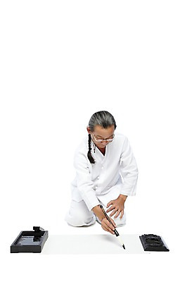 포토 JPG 스튜디오촬영 전신 외국인 해외기획촬영 전통 라이프스타일 긴머리 2012년태국 할아버지 노년 남자 종이 전통문화 안경 서예 땋은머리 실내 한명 들기 누끼 사람 앉기 동양인 앞모습 실버라이프 기록 예절 붓 괴짜 60대 무릎꿇기 전통의상 모시 모시옷 먹 한지 벼루 문방사우 벼루뚜껑 연개 화선지 남자만 남자한명만 노인만 노인남자만 노인남자한명만 안경낌 국내포토 1 한국전통 헤어스타일 잡화 옷 문화 뷰포인트 컨셉 모션 인종 성인 내부 생활 직물 성인만 파일형식