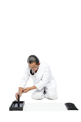 포토 JPG 스튜디오촬영 전신 외국인 해외기획촬영 전통 라이프스타일 2012년태국 할아버지 노년 남자 종이 전통문화 안경 서예 실내 한명 들기 누끼 사람 앉기 동양인 앞모습 실버라이프 기록 예절 붓 괴짜 60대 무릎꿇기 전통의상 모시 모시옷 먹 한지 벼루 문방사우 벼루뚜껑 연개 화선지 남자만 남자한명만 노인만 노인남자만 노인남자한명만 안경낌 국내포토 1 한국전통 잡화 옷 문화 뷰포인트 컨셉 모션 인종 성인 내부 생활 직물 성인만 파일형식