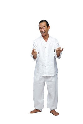 포토 JPG 스튜디오촬영 전신 외국인 해외기획촬영 전통 라이프스타일 2012년태국 할아버지 노년 남자 포즈 장난 모션 맨발 실내 한명 서기 미소 웃음 누끼 사람 동양인 손짓 앞모습 실버라이프 유머 괴짜 60대 전통의상 모시 모시옷 남자만 남자한명만 노인만 노인남자만 노인남자한명만 국내포토 1 옷 감정 뷰포인트 컨셉 발 표정 인종 성인 내부 생활 직물 성인만 파일형식