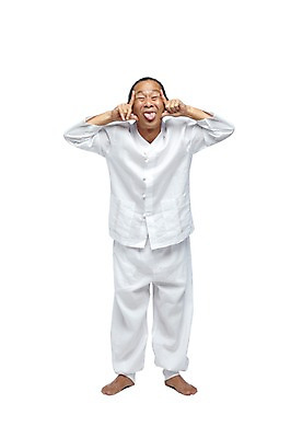 포토 JPG 스튜디오촬영 전신 외국인 해외기획촬영 전통 라이프스타일 2012년태국 할아버지 노년 남자 포즈 장난 모션 맨발 실내 한명 서기 누끼 사람 동양인 손짓 앞모습 실버라이프 유머 괴짜 60대 전통의상 모시 모시옷 메롱 놀림 남자만 남자한명만 노인만 노인남자만 노인남자한명만 국내포토 1 옷 감정 뷰포인트 컨셉 발 인종 성인 내부 생활 직물 성인만 파일형식