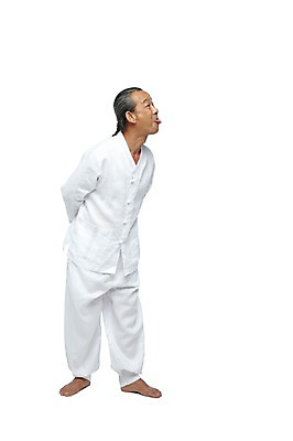 포토 JPG 스튜디오촬영 전신 외국인 해외기획촬영 전통 라이프스타일 응시 2012년태국 할아버지 노년 남자 포즈 장난 모션 맨발 실내 한명 서기 누끼 사람 동양인 옆모습 실버라이프 유머 괴짜 60대 전통의상 모시 모시옷 뒷짐 메롱 놀림 남자만 남자한명만 노인만 노인남자만 노인남자한명만 국내포토 1 시선 옷 감정 뷰포인트 컨셉 발 인종 성인 내부 생활 직물 성인만 파일형식