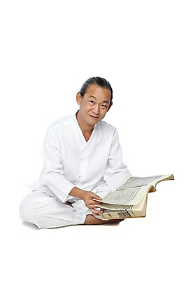 포토 JPG 스튜디오촬영 전신 외국인 해외기획촬영 전통 라이프스타일 2012년태국 할아버지 노년 남자 맨발 실내 한명 들기 누끼 사람 앉기 동양인 앞모습 책 실버라이프 독서 괴짜 60대 전통의상 고서 모시 모시옷 서책 남자만 남자한명만 노인만 노인남자만 노인남자한명만 국내포토 1 옷 뷰포인트 컨셉 모션 발 유물 인종 성인 내부 생활 직물 성인만 파일형식