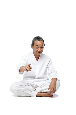 포토 JPG 스튜디오촬영 전신 외국인 해외기획촬영 전통 라이프스타일 2012년태국 할아버지 노년 남자 포즈 모션 맨발 실내 한명 미소 웃음 누끼 사람 앉기 동양인 손짓 앞모습 실버라이프 가리킴 괴짜 60대 전통의상 모시 모시옷 남자만 남자한명만 노인만 노인남자만 노인남자한명만 국내포토 1 옷 뷰포인트 컨셉 발 표정 인종 성인 내부 생활 직물 성인만 파일형식